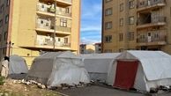چادر نشینی در خوی ادامه دارد/ زلزله زدگان توان اجاره خانه ندارند
